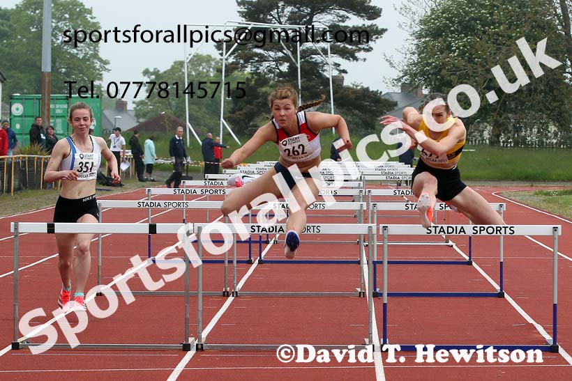 Hurdles, 2021 North East Grand Prix No. 3, Monkton, Wednesday, june 2nd. Photo: David T. Hewitson/Sports for All Pics